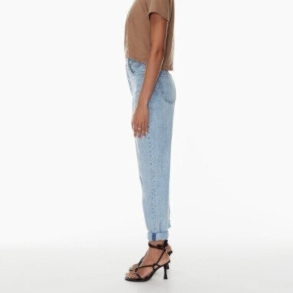Aritzia High Rise Loose Boyfriend Jeans 25 Light Blue Wash Denim Forum Retro - Picture 2 of 9